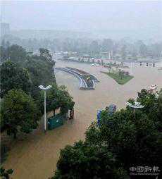 湖南東安遭大暴雨襲擊??城區(qū)多處路段積水嚴重 