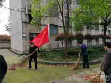 共華鎮(zhèn)中心校開展“搞好環(huán)境衛(wèi)生，迎接學(xué)子歸校”活動(dòng)