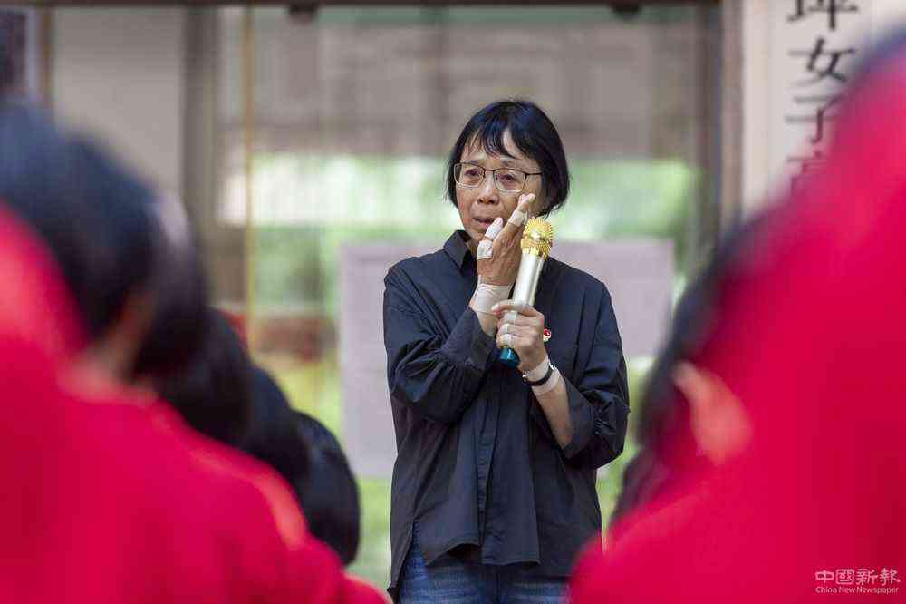 9月5日，云南麗江華坪女子高級(jí)中學(xué)校長(zhǎng)張桂梅在給學(xué)生們上課時(shí)落淚。2008年，張桂梅創(chuàng)辦華坪女高，招收的學(xué)生大多來(lái)自貧困山區(qū)，不少學(xué)生基礎(chǔ)差，甚至中考分?jǐn)?shù)遠(yuǎn)低于當(dāng)?shù)馗咧械淖畹弯浫【€。12年來(lái)，經(jīng)過(guò)張桂梅的悉心調(diào)教，已有1800多名大山女孩從這里考上大學(xué)。由于連續(xù)多年高負(fù)荷工作，患有骨瘤、肺氣腫等疾病的張桂梅身體已不堪重負(fù)，但她仍堅(jiān)守在學(xué)生身旁，燃燒自己，照亮大山女孩的夢(mèng)。新華社發(fā)（陳欣波 攝）