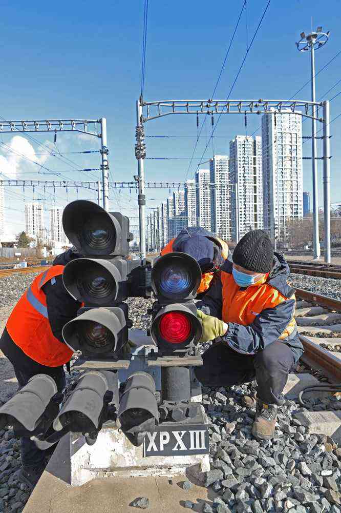 1月8日，沈陽電務(wù)段沈陽信號(hào)車間工作人員在沈陽火車站附近進(jìn)行信號(hào)機(jī)檢修作業(yè)。