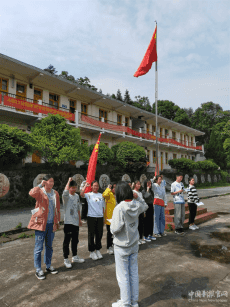 隆回縣司門前鎮(zhèn)金潭中學(xué)舉行新團(tuán)員入團(tuán)大會(huì)