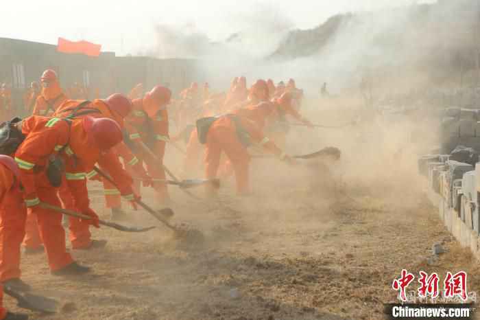 官兵正在設(shè)置防火隔離帶。　謝強 攝