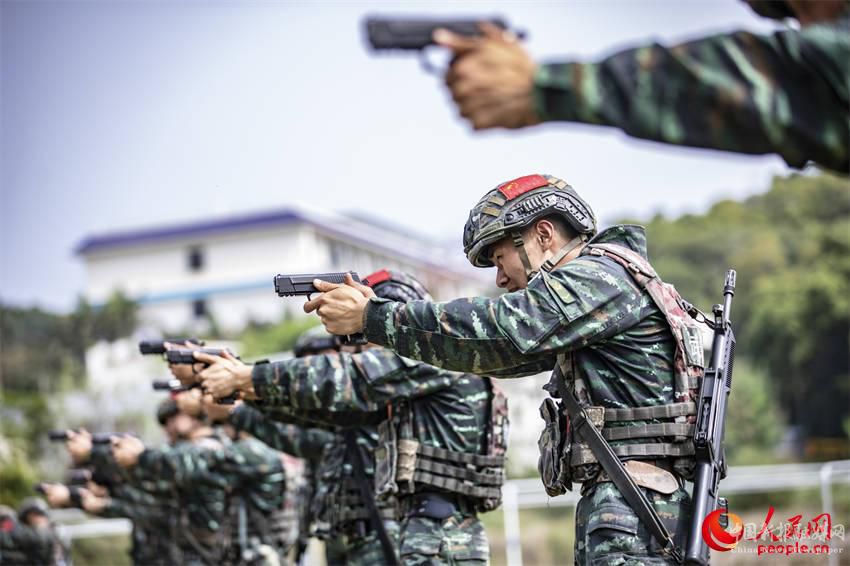 3月15日，武警廣西總隊北海支隊特戰(zhàn)隊員正在進行手步槍轉換射擊。