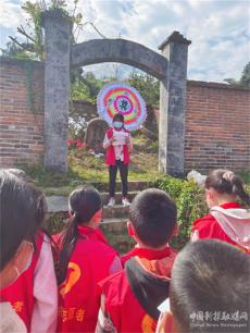 湖南武岡市灣頭橋鎮(zhèn)中心小學(xué)師生清明祭英烈傳承愛國情