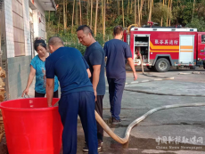 消防車變身送水車！張谷英鎮(zhèn)消防站送水百余噸潤民心?