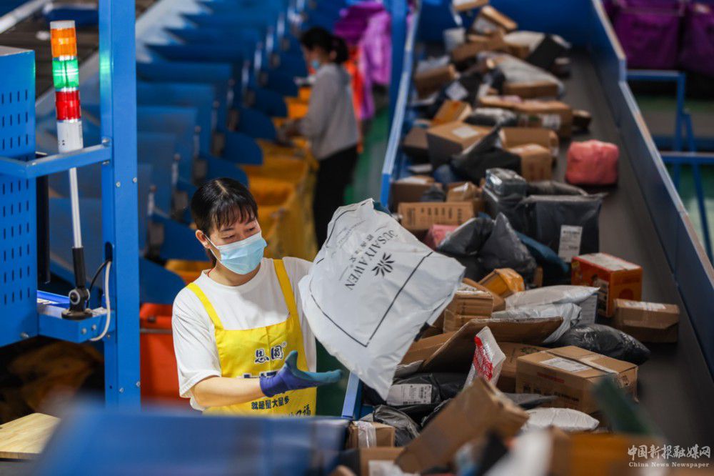 11月10日，在湖南省永州市藍(lán)山縣一家物流企業(yè)，工作人員在分揀快遞。新華社發(fā)（彭華 攝）