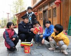 民警教小學(xué)生安全放鞭炮