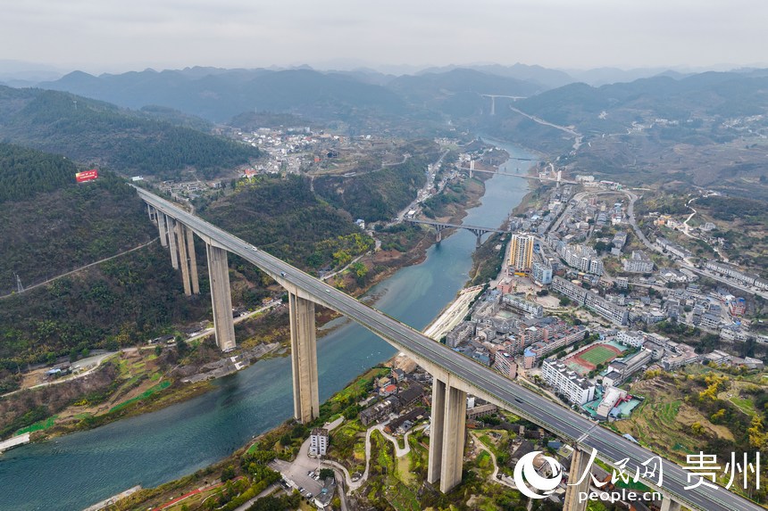 位于貴州省遵義市播州區(qū)烏江鎮(zhèn)境內(nèi)的烏江之上分別有蘭海高速烏江特大橋、川黔公路烏江雙曲拱大橋、貴遵高等級公路烏江斜拉橋、川黔鐵路烏江大橋、渝貴鐵路烏江大橋經(jīng)過，形成了五橋飛渡烏江的景觀。人民網(wǎng)記者 涂敏攝