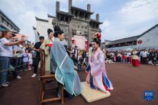 浙江建德舉行宋韻水上婚禮表演