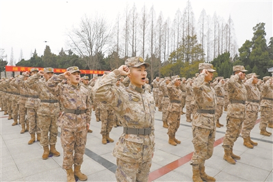 第71集團(tuán)軍某旅組織官兵前往劉老莊八十二烈士陵園開展“祭奠英魂、緬懷先烈”活動。圖為官兵在紀(jì)念碑前重溫入伍誓詞。王文周攝