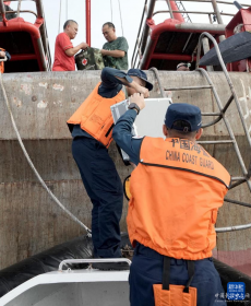 中國海警黃巖艦為漁民送醫(yī)送藥