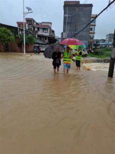 湖南宜章黃沙鎮(zhèn)：風(fēng)雨無阻勇?lián)?筑牢防汛“安全堤”