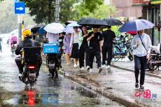 暴雨藍(lán)色預(yù)警信號(hào)持續(xù) 北京市民迎來(lái)雨中早高峰