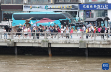 遼寧丹東：沿江道路恢復(fù)通車(chē) 游客重回鴨綠江畔