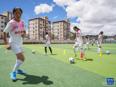 珠峰腳下，藏族女孩的校園足球夢