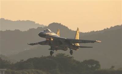 近日，空軍某部開展飛行訓練。李  凱攝